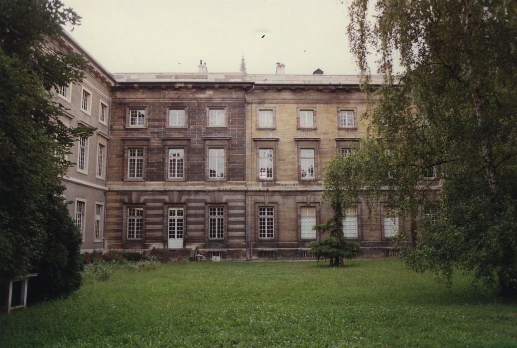 Ancien palais abbatial Saint-Benigne : Façade nord sur jardin, vue générale