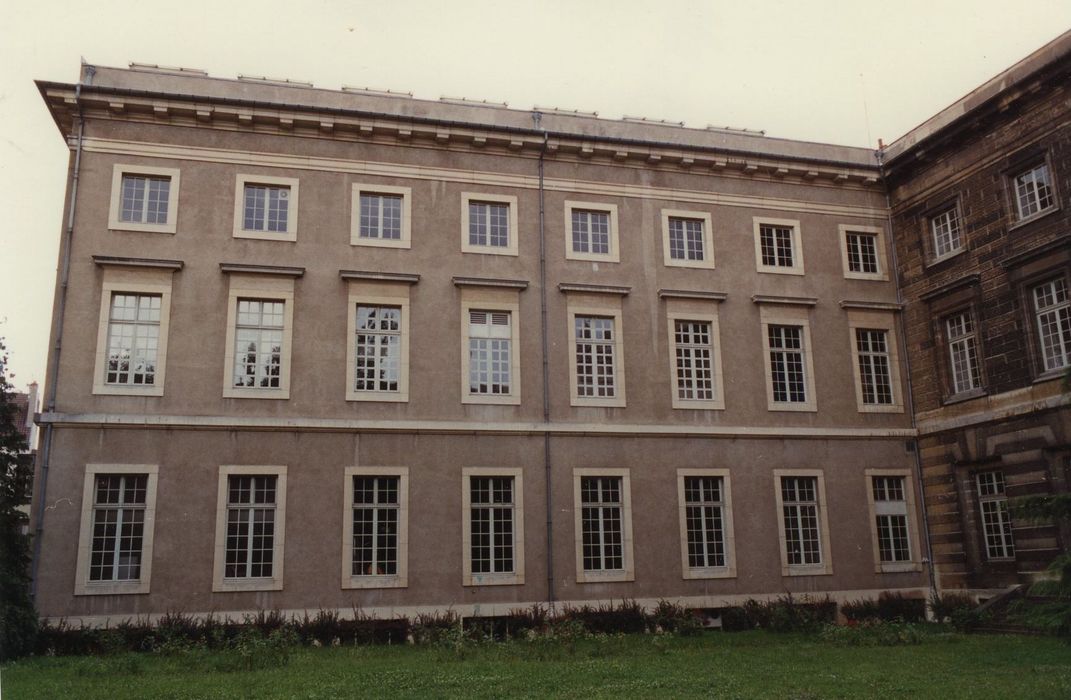 Ancien palais abbatial Saint-Benigne : Aile est, façade sur jardin, vue générale