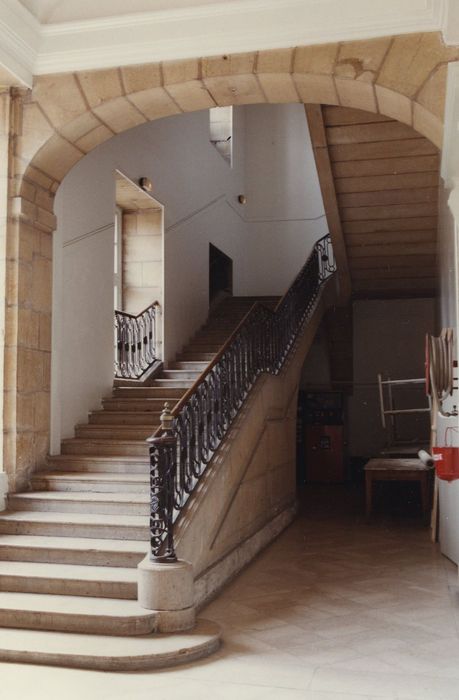 Ancien palais abbatial Saint-Benigne : Escalier d’honneur, vue générale