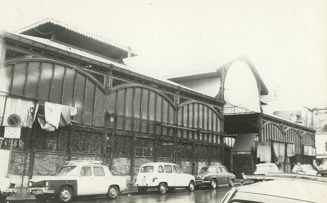 Halles du marché : Façade sur la rue Bannelier, vue générale