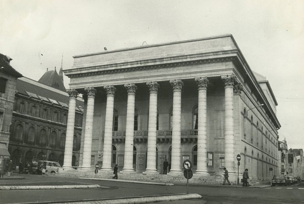 Théâtre : Façade sud, vue générale