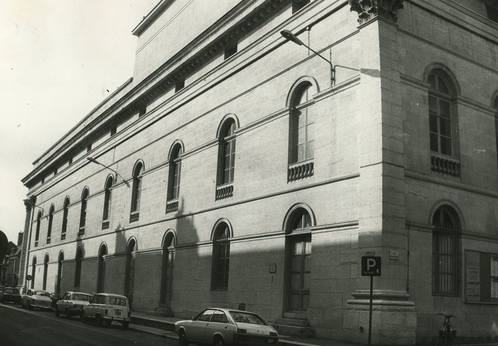 Théâtre : Façade sur la rue Lamonnoye, vue générale