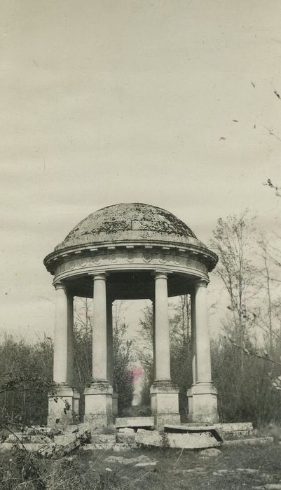 Parc de Dijon et domaine contigü de la Colombière : Petit temple, vue générale