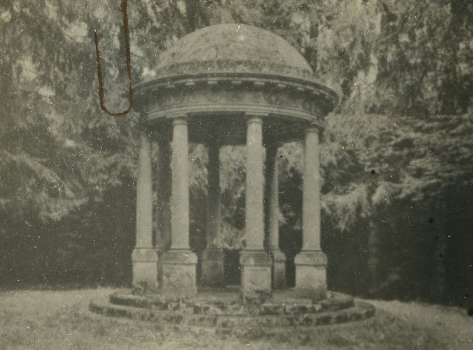 Parc de Dijon et domaine contigü de la Colombière : Petit temple, vue générale