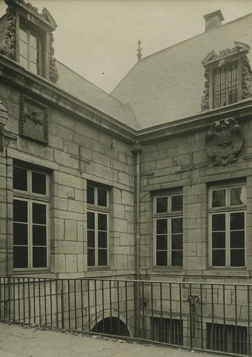 Palais de Justice : Façade sur cour, vue partielle