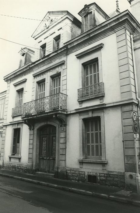 Usine de biscuits Pernot (ancienne) : Bâtiment administratif, façade sur la rue Courtepée, vue gnérale