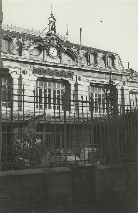 Usine de biscuits Pernot (ancienne) : Bâtiment des ventes, vue partielle de la façade sur cour