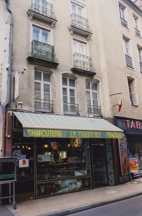 Charcuterie : Devanture sur rue, vue générale