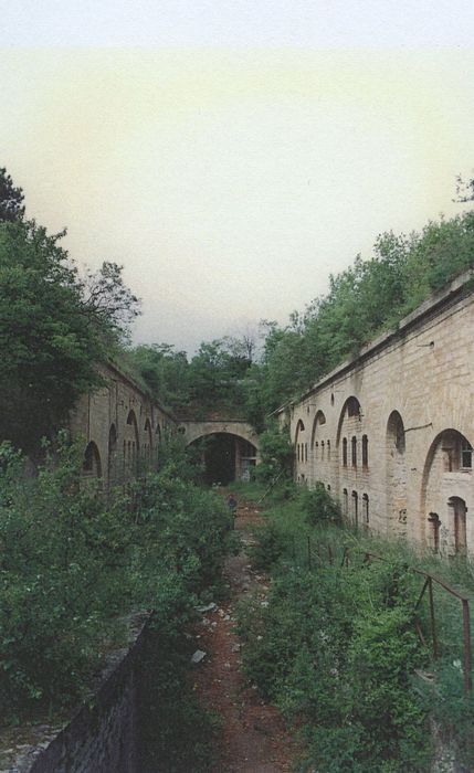 Fort de la Motte-Giron : Cour intérieure, vue générale