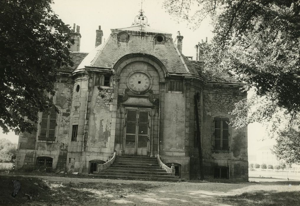 Castel situé dans le lycée technique du Castel : Façade est, vue générale