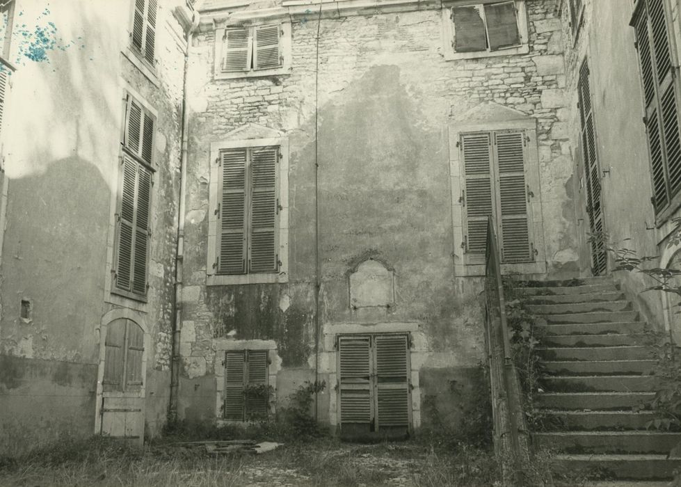 Castel situé dans le lycée technique du Castel : Cour, vue partielle des façades