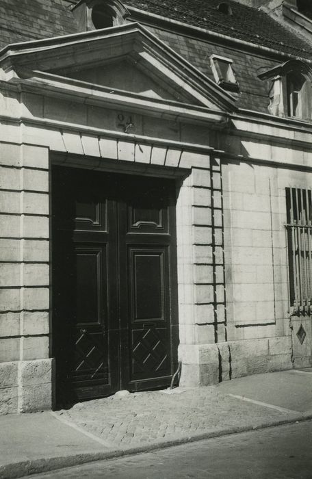 Hôtel (ancien) : Portail d’accès sur rue, vue générale