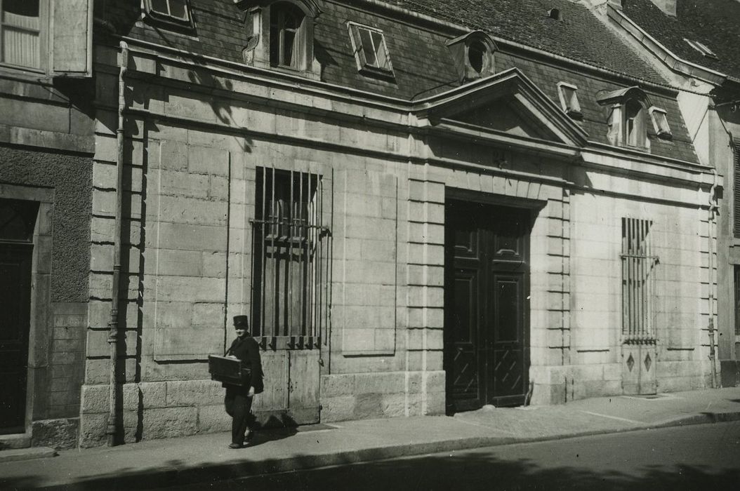 Hôtel (ancien) : Façade sur rue, vue générale