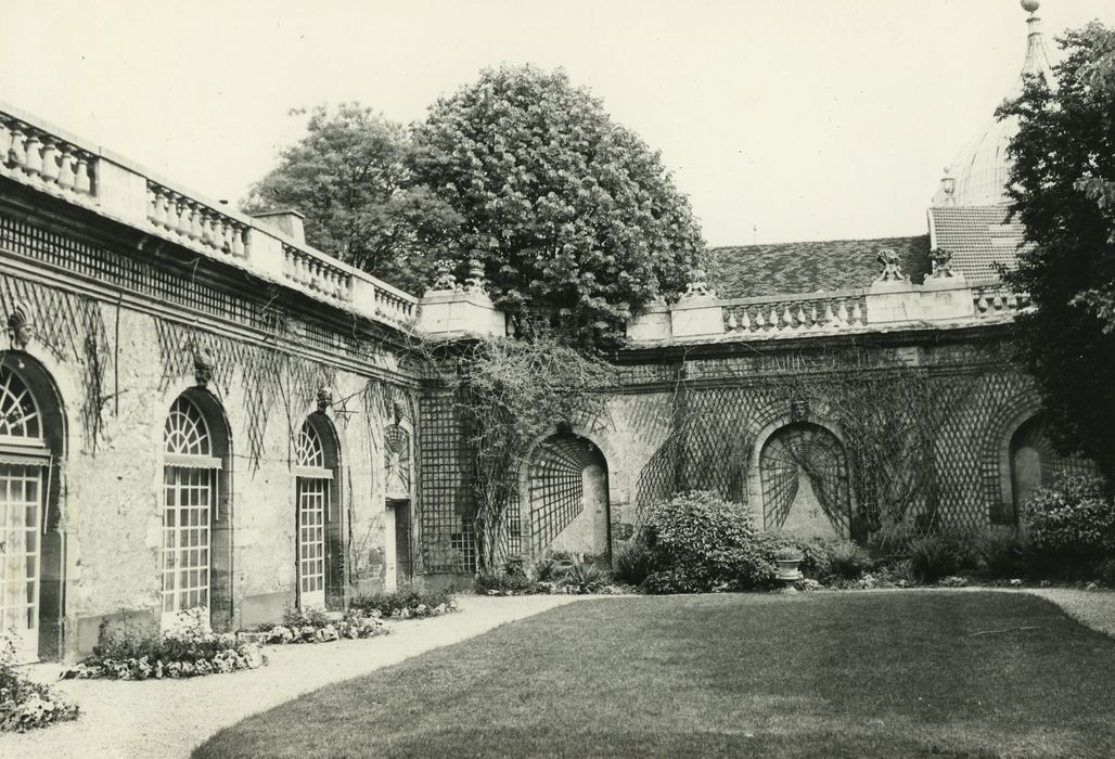 Hôtel Berbisey : Jardin avec son orangerie, vue générale