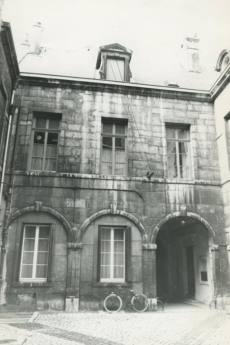 Hôtel Berbisey : Cour, façade postèrieure à la rue, vue générale