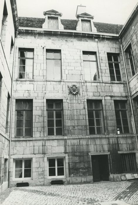 Hôtel Berbisey : Cour, façade sud, vue générale