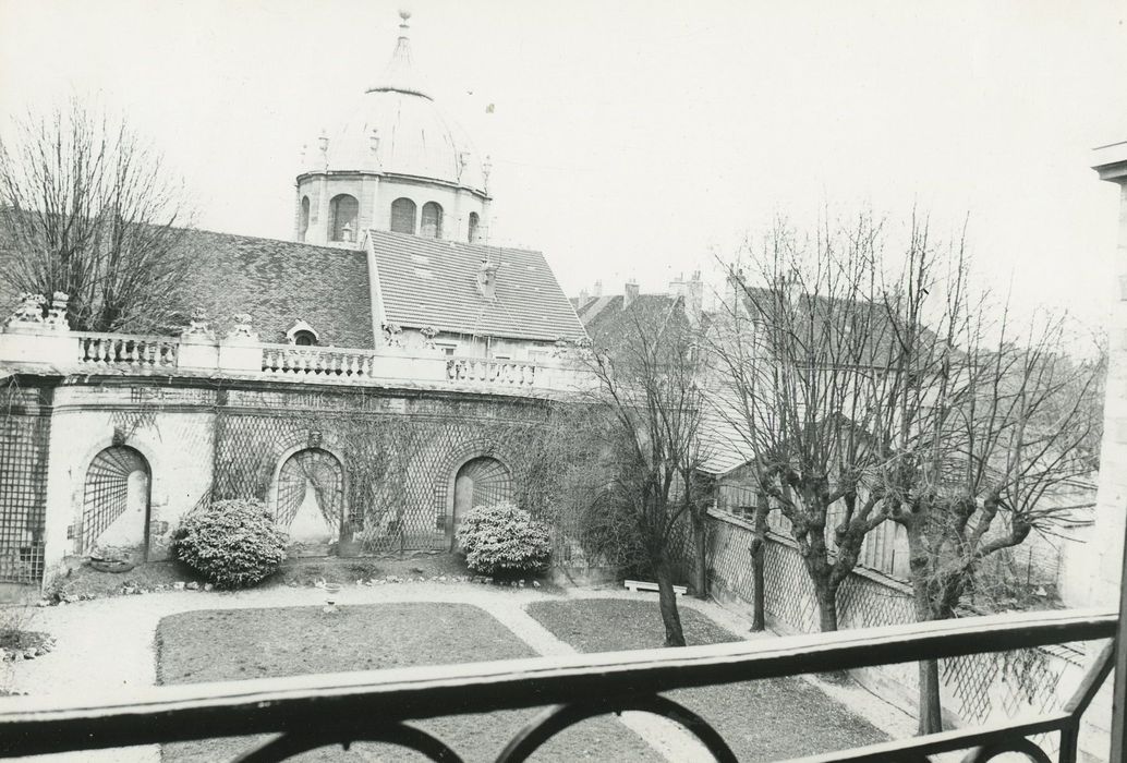 Hôtel Berbisey : Jardin, vue partielle