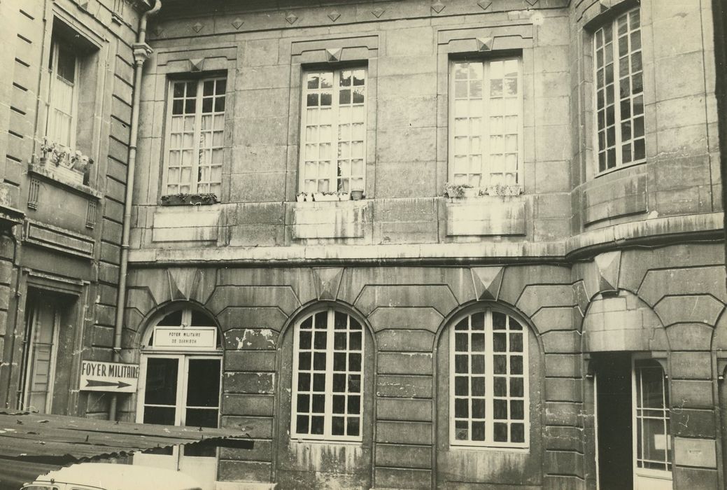 Hôtel Berbisey : Cour, vue partielle des façades