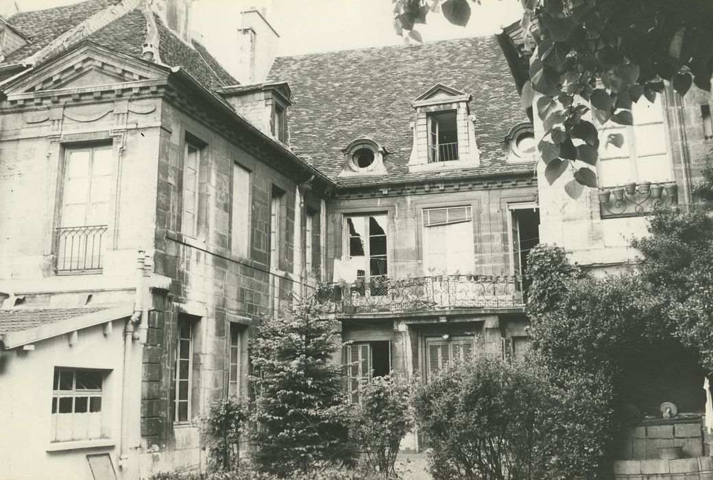 Hôtel Berbisey : Façade sur jardin, vue partielle