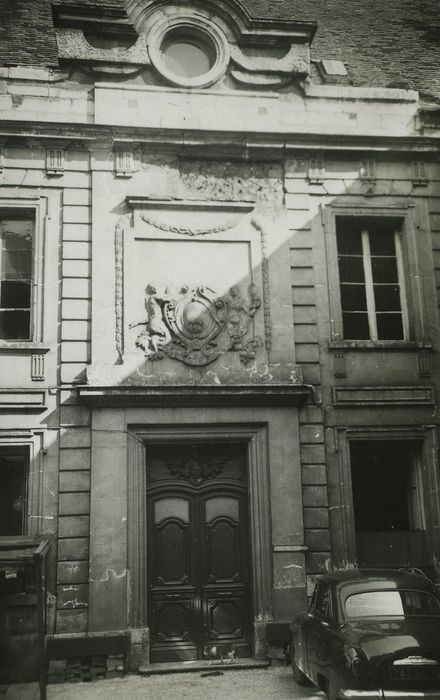 Hôtel Berbisey : Cour, façade du corps du logis, vue partielle