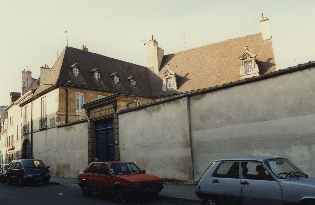 Hôtel Buffon : Façade sur rue, vue partielle