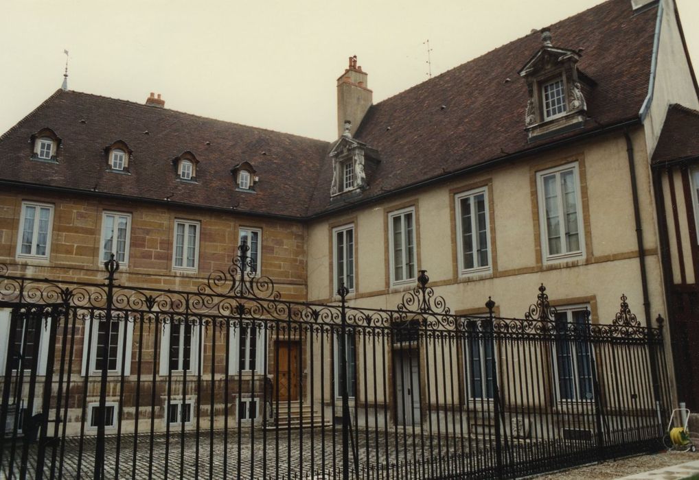 Hôtel Buffon : Façade sur cour, vue générale