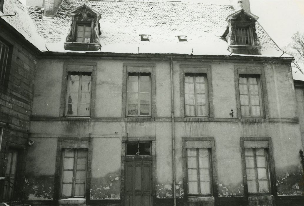 Hôtel Buffon : Façade sur cour, vue générale