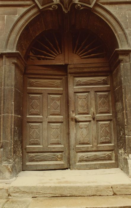 Hôtel Burteur : Bâtiment sur cour, porte d’accès, vue générale