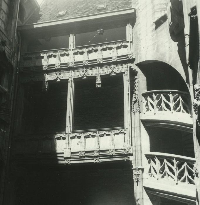 Hôtel Chambellan (ancien) dénommé également hôtel des ambassadeurs d'Angleterre : Cour intérieure, vue partielle de la façade