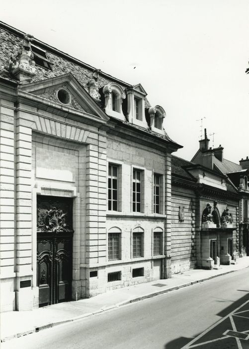 Hôtel Chartraire de Montigny : Façade sur rue, vue générale