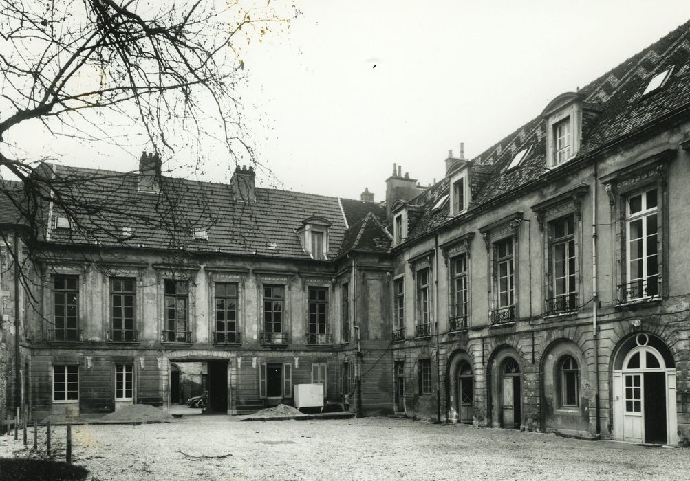 Hôtel Chartraire de Montigny : Façades sur le parc, vue générale