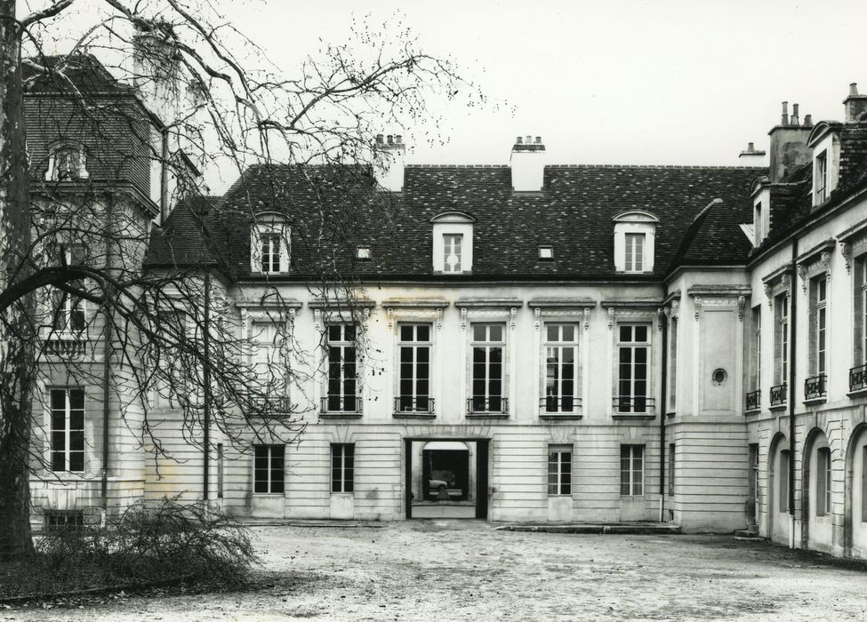 Hôtel Chartraire de Montigny : Façade sur le parc, vue générale