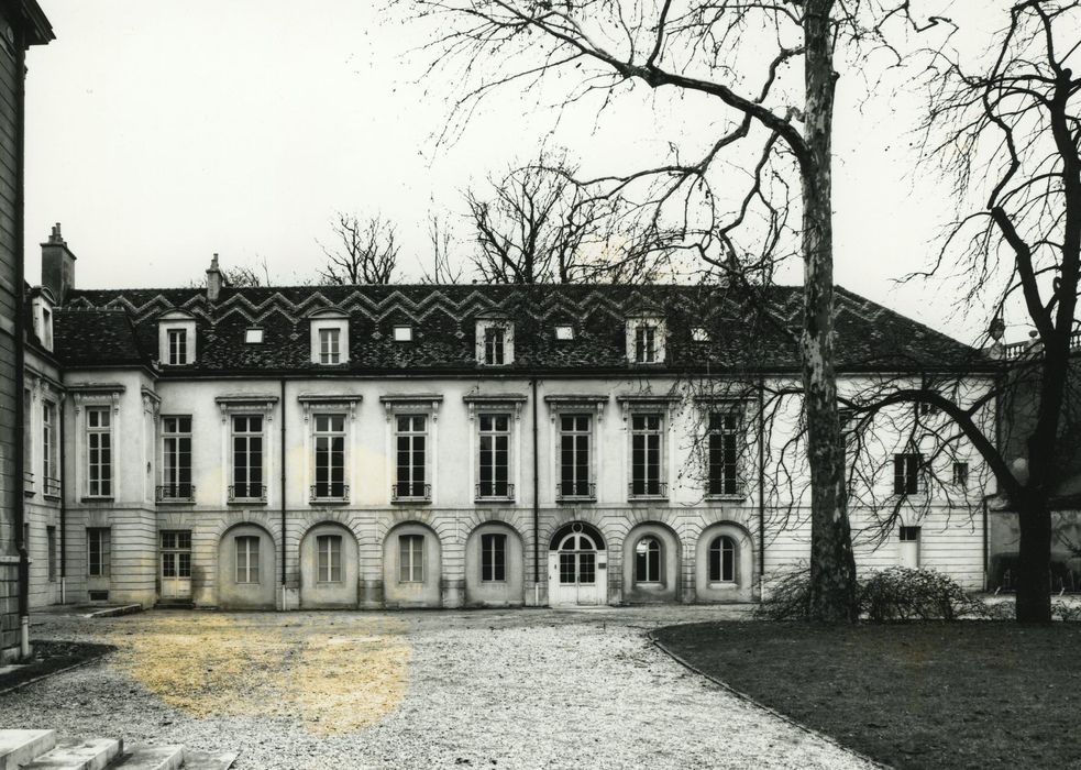 Hôtel Chartraire de Montigny : Aile nord, façade sur le parc, vue générale