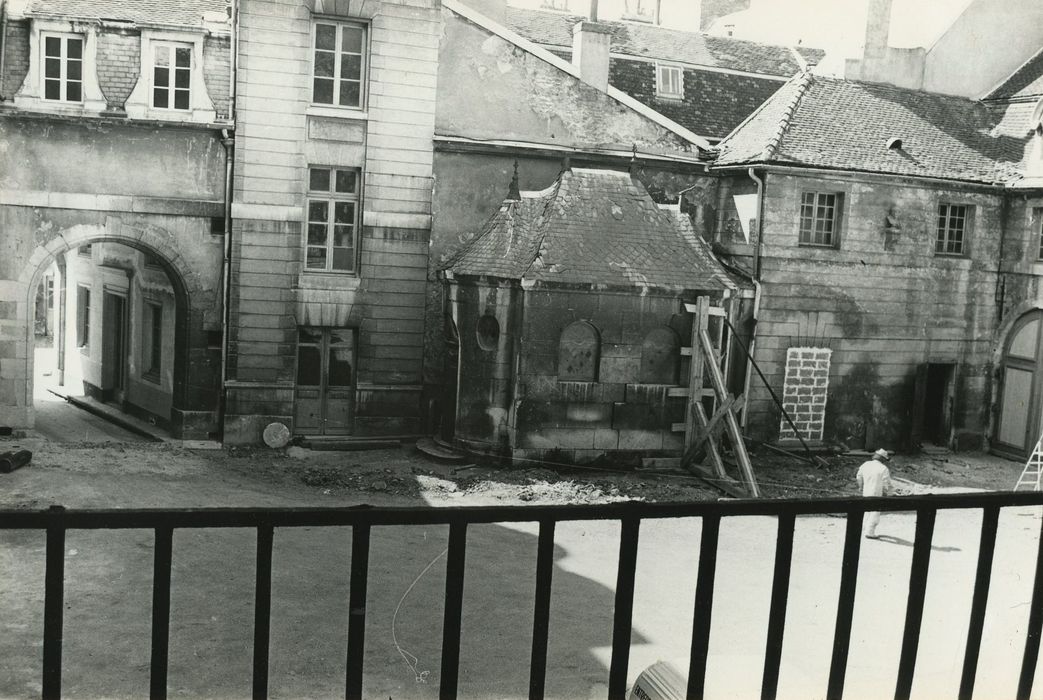 Hôtel du Commandant militaire : Cour d’honneur, vue partielle