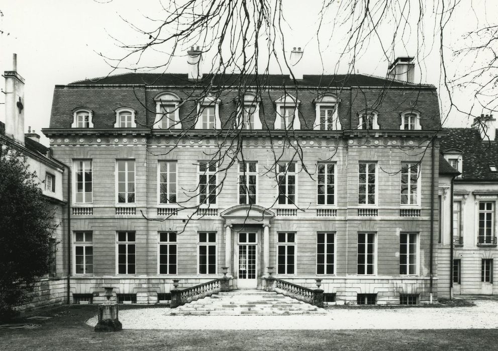 Hôtel du Commandant militaire : Façade sur le parc, vue générale