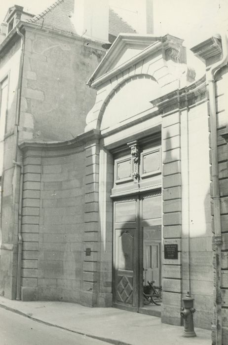 Hôtel de Bretagne-Blancey : Portail d’accès sur rue, vue générale