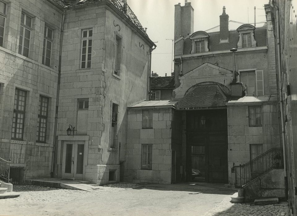 Hôtel de Bretagne-Blancey : Portail d’accès sur rue, élévation postérieure, vue générale