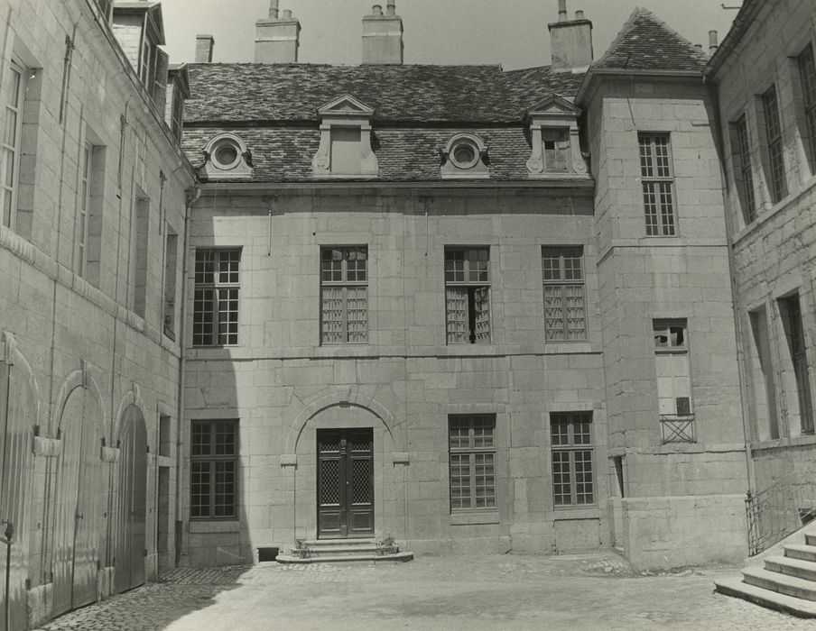 Hôtel de Bretagne-Blancey : Cour, vue partielle des façades