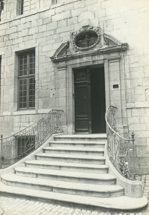 Hôtel de Bretagne-Blancey : Corps de logis, perron d’accès, vue générale