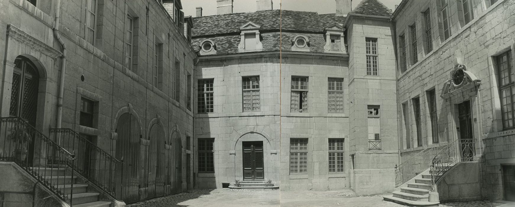 Hôtel de Bretagne-Blancey : Façades sur cour, vue partielle