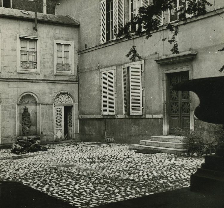 Hôtel de la Mare : Façade sur cour, vue partielle