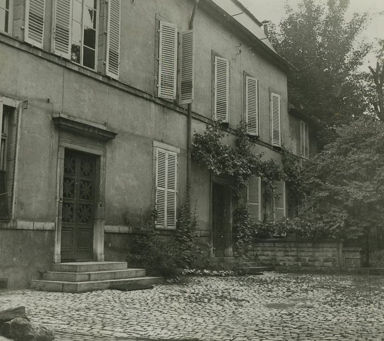 Hôtel de la Mare : Façade sur cour, vue partielle