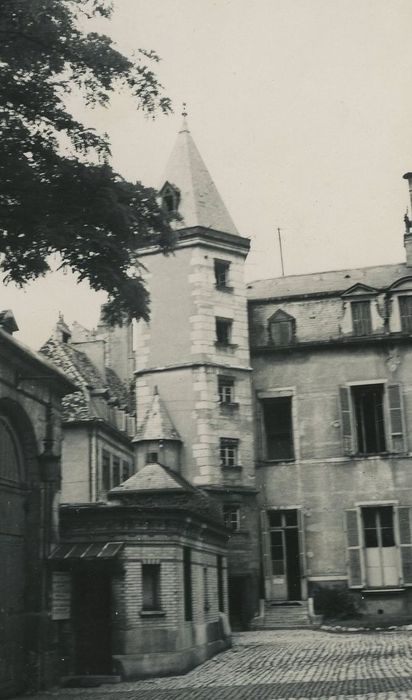 Hôtel de Sassenay : Façade sur cour, vue partielle