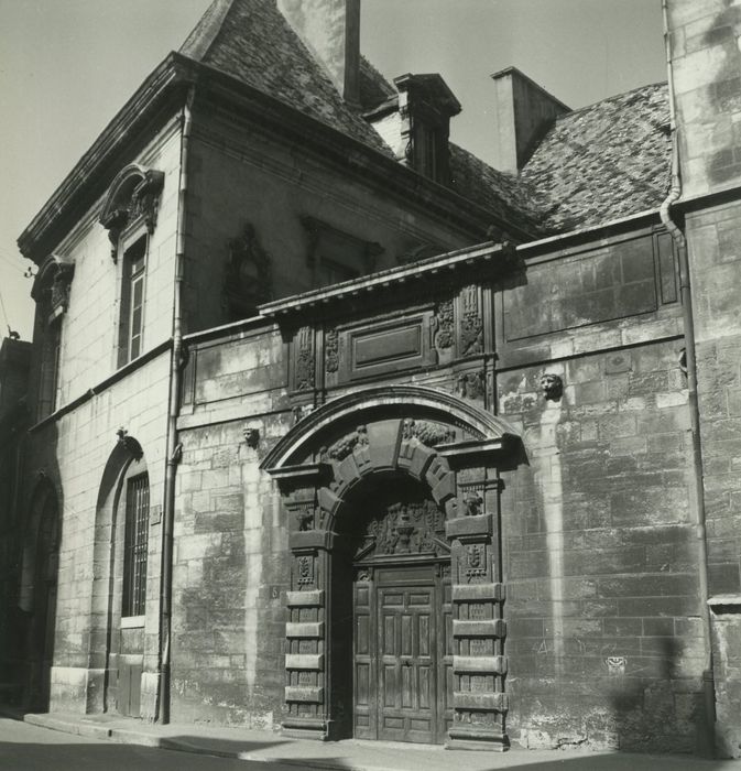 Hôtel de Vogüé : Portail d’accès sur rue, vue générale