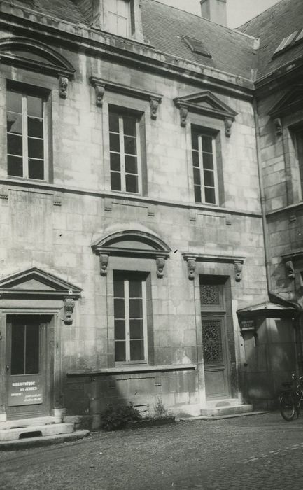 Hôtel des Barres (ancien) : Cour d’honneur du n°43, vue partielle des façades