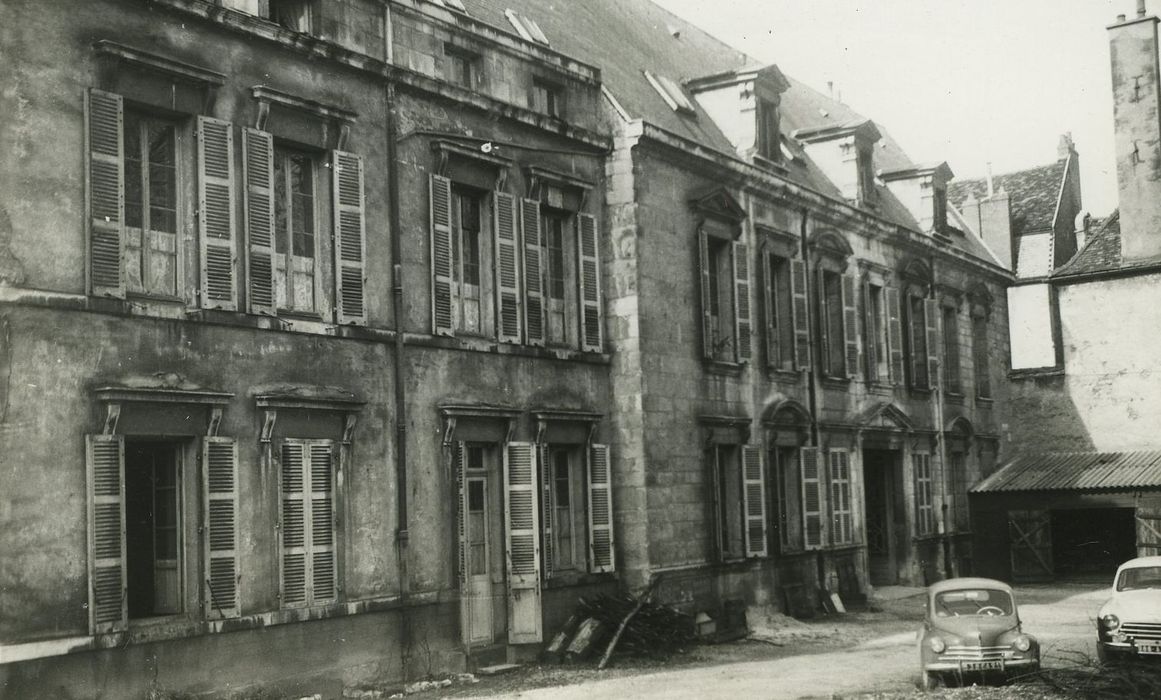 Hôtel des Barres (ancien) : Cour d’honneur du n°43, façade, vue générale