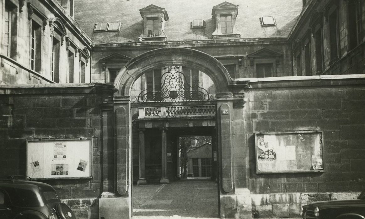 Hôtel des Barres (ancien) : Portail d’accès sur rue du n°43