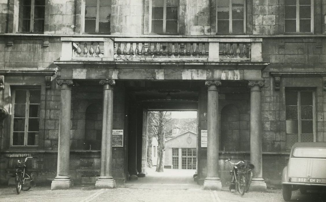 Hôtel des Barres (ancien) : Portique d’accès à la cour d’honneur du n°43