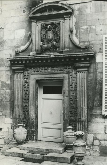 Hôtel de Berbis : Cour, porte d’accès au logis, vue générale