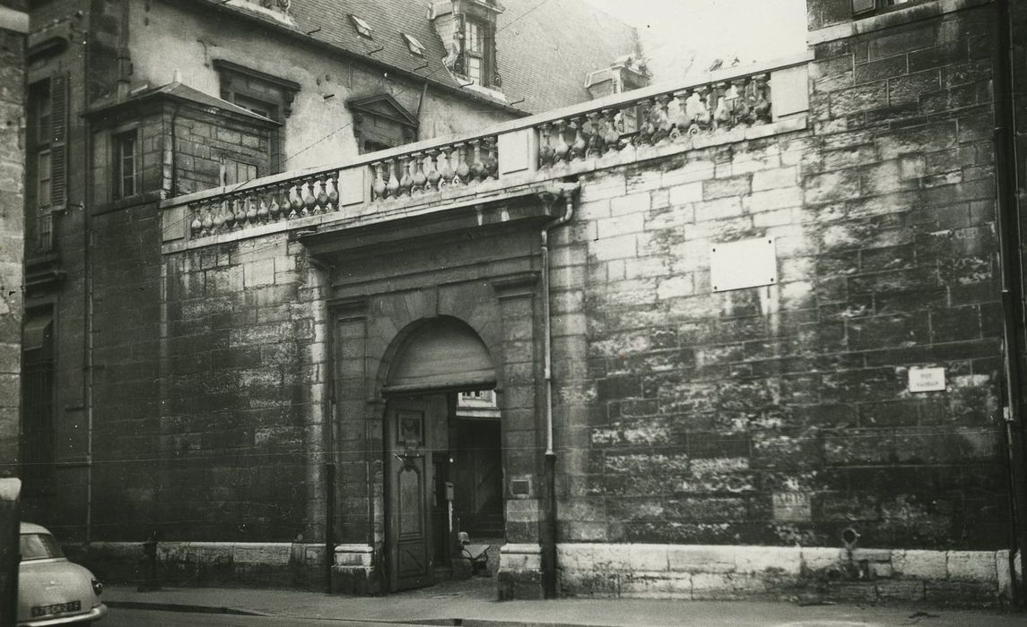 Hôtel du Président Bouhier : Portail d’accès sur rue, vue générale